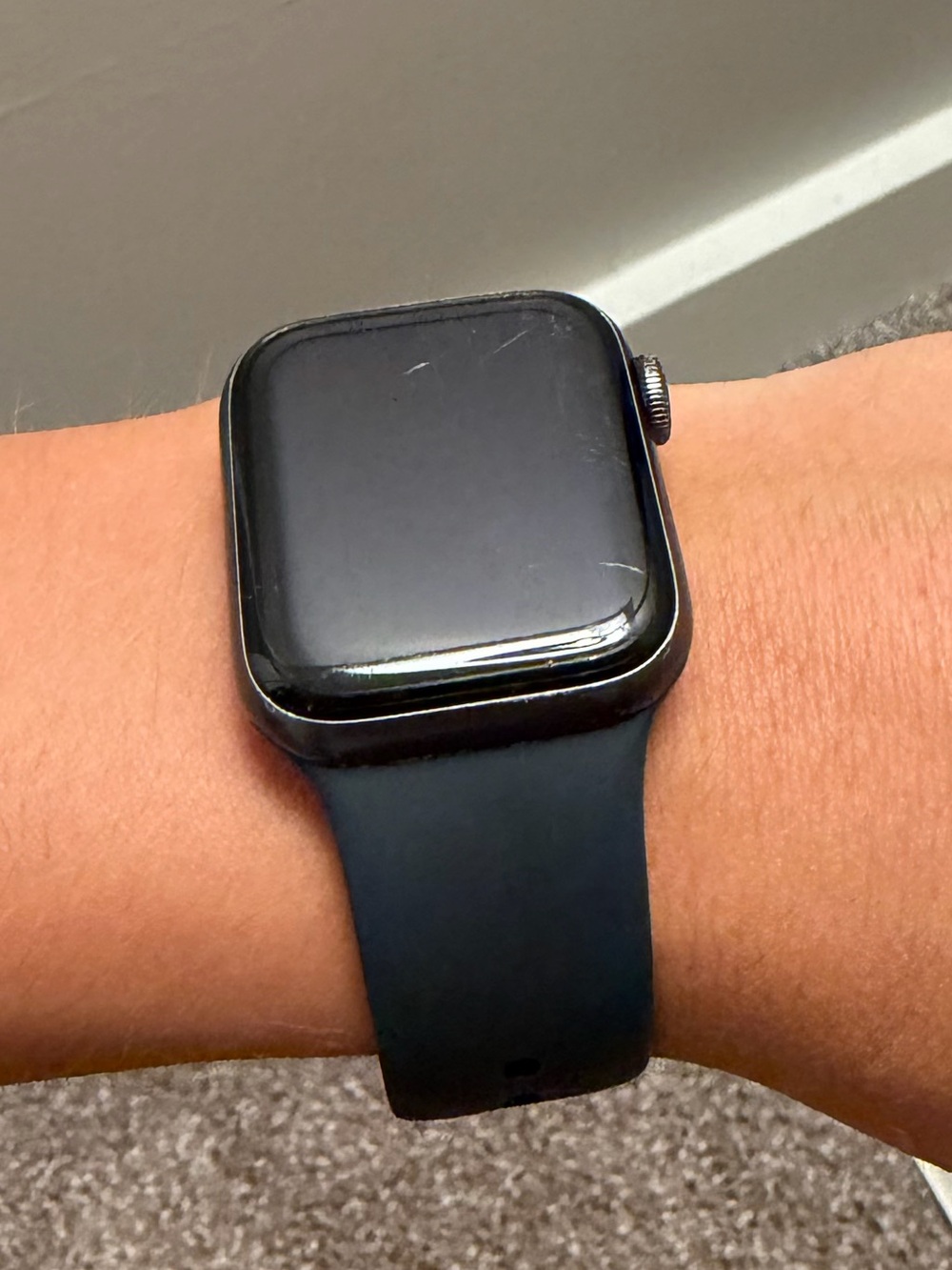 Apple Watch SE (1st Generation) 40mm GPS in Space Gray Aluminum with Black Band
